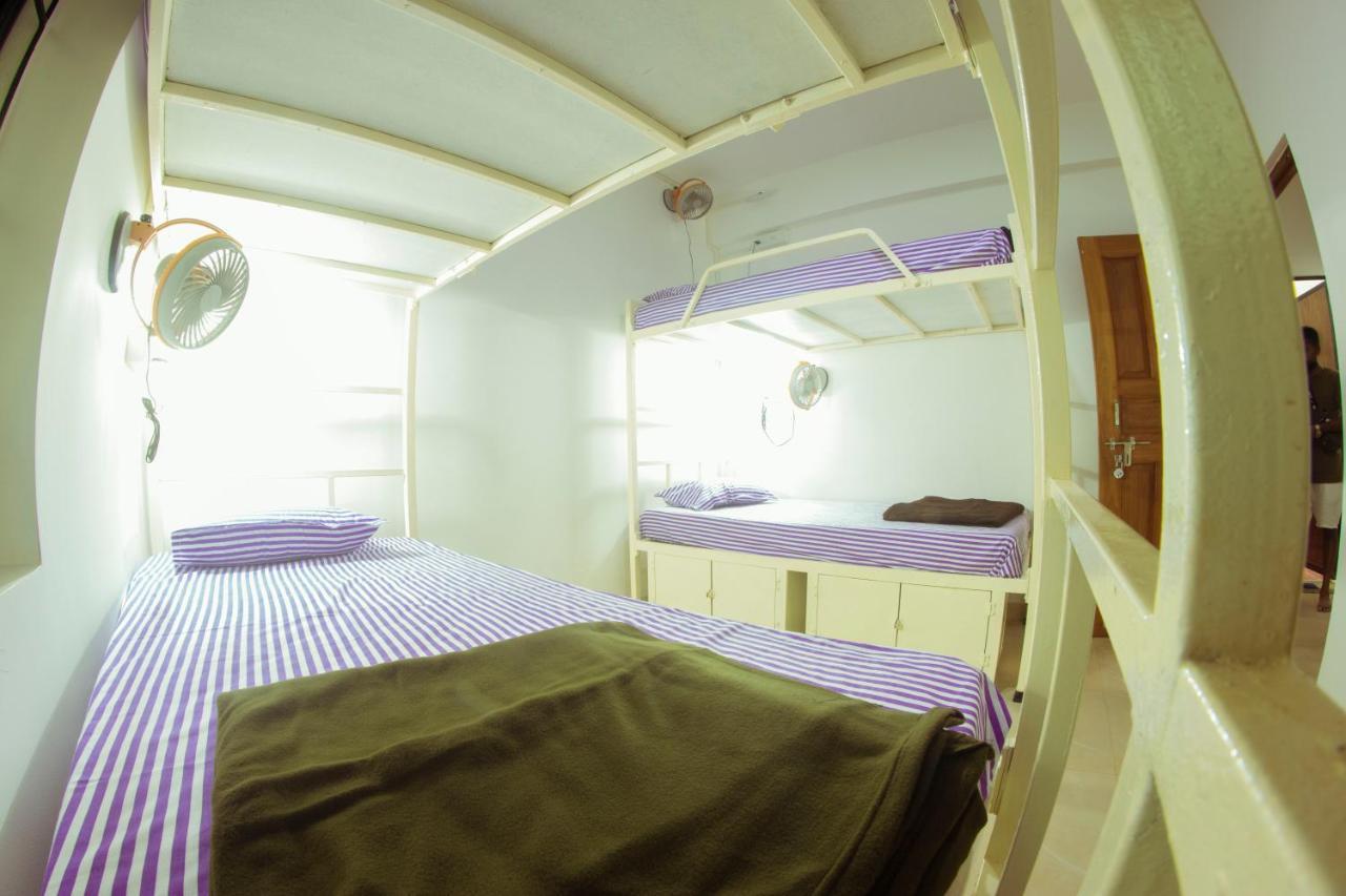 Bonds Hostel แคนโดลิม ภายนอก รูปภาพ