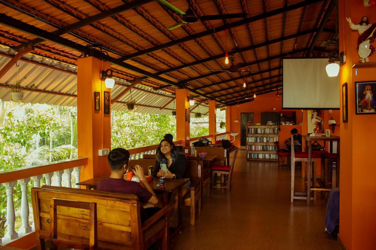 Bonds Hostel แคนโดลิม ภายนอก รูปภาพ