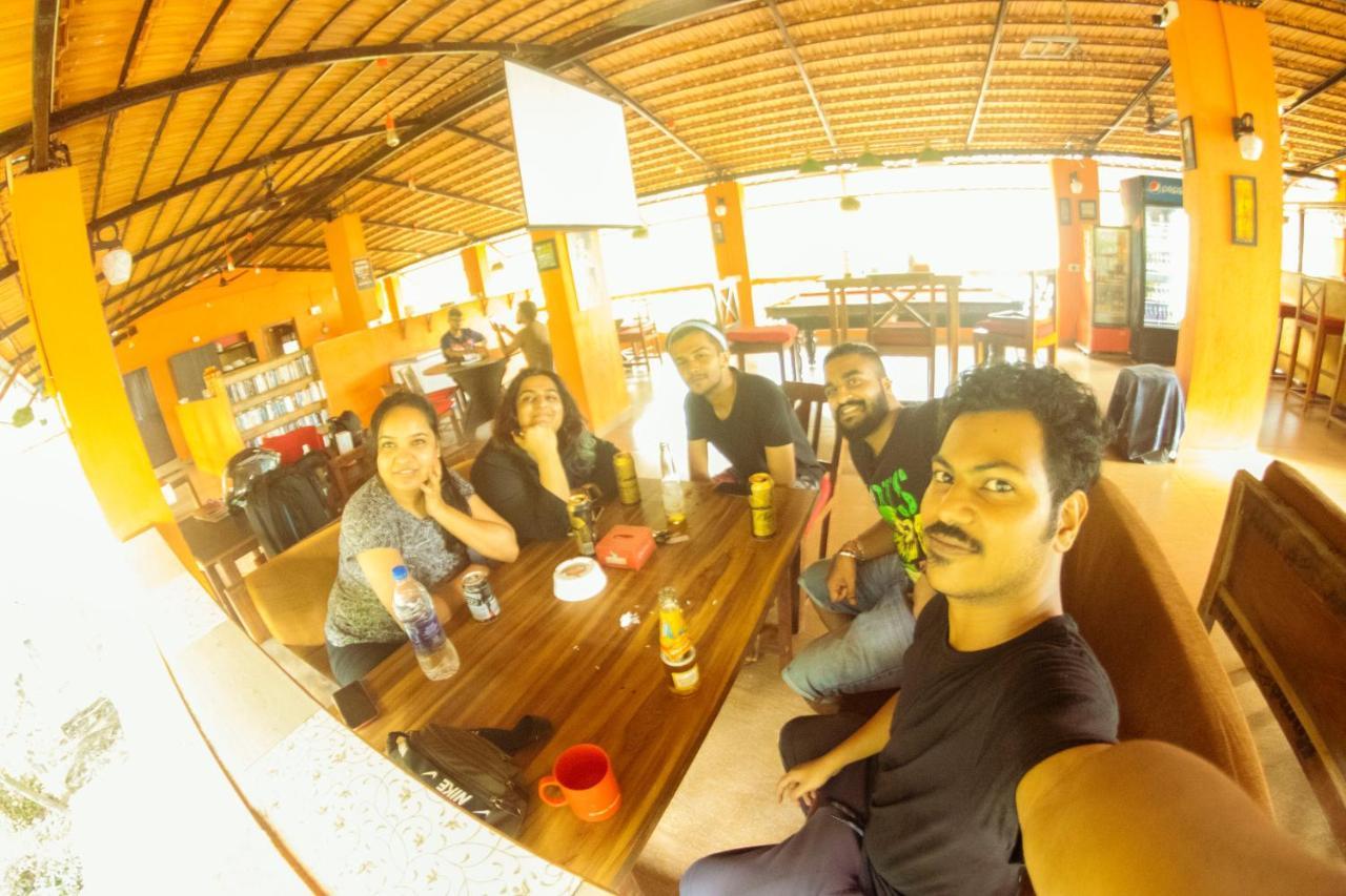 Bonds Hostel แคนโดลิม ภายนอก รูปภาพ