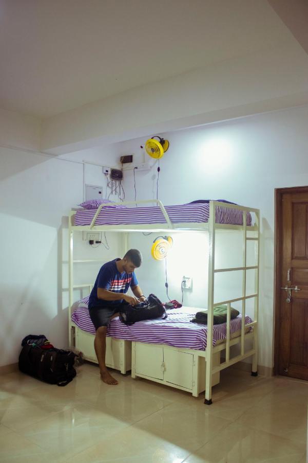 Bonds Hostel แคนโดลิม ภายนอก รูปภาพ